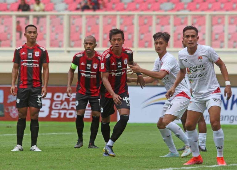 Pemain Persipura Syaiful Indra Cahya mendapat pengawalan dari pemain Kalteng Putra FC/Media Officer Persipura