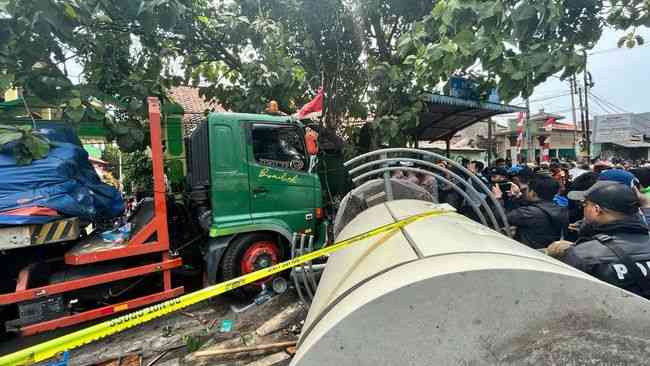 Kecelakaan di Bekasi tanggal 31 Agustus 2022 yang menewaskan 11 orang. (sumber gambar: cnnindonesia.com)