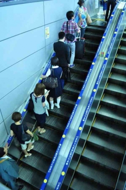 Naik Lift Teratur, Membiarkan Tempat Disebelah Terbuka bagi yang mungkin  ada Keperluan Cepat. : Foto diginfo.tv