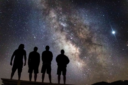 ilustrasi para pengamat langit malam (pexels.com/Kendall Hoopes)