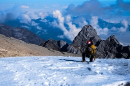 Lapisan es salju di Puncak Jaya, Papua. (sumber: Shutterstock via kompas.com)