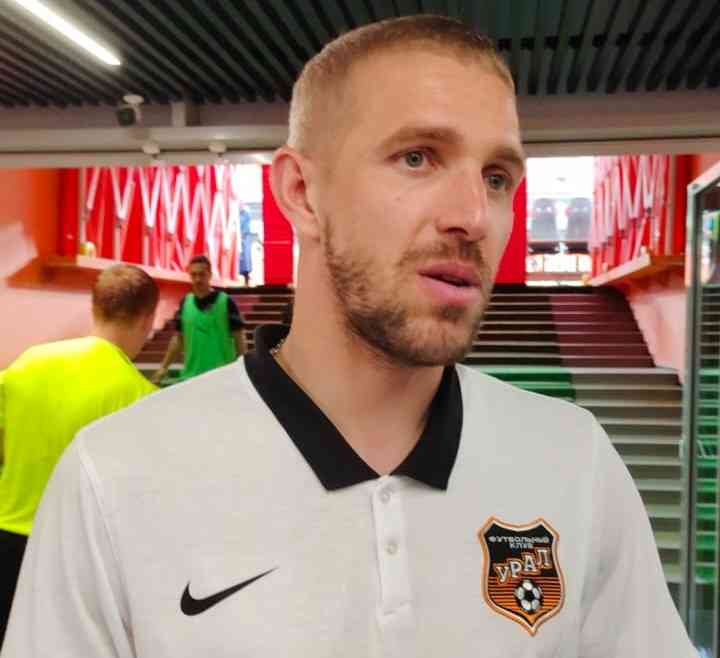 Pemain tengah FC Ural Yuriy Gazinsky saat berbicara dengan penulis ( Dokumen Pribadi )