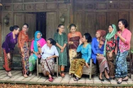 Kebaya Nusantara, Perempuan, dan Matematika. (Sumber: Kompas.com/Perempuan Berkebaya Indonesia)
