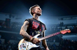 Adam Levine sedang tampil di konser Bud Light Superbowl Festival (Billboard.com)
