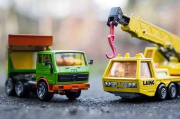 Ilustrasi gambar by Pixabay oleh Didgeman | Mainan miniatur truk untuk anak anak