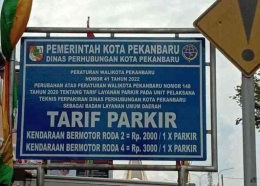 Plang tarif baru layanan parkir di Pekanbaru. (via datariau.com)