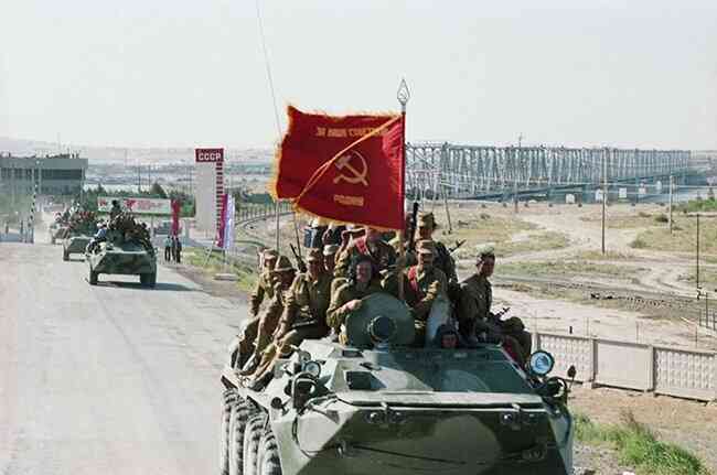 Pasukan Uni Soviet di Afghanistna, ketika Soviet melancarkan serangan terhadap Afghanistan pada tahun 1979 | Sumber Gambar: meduza.io