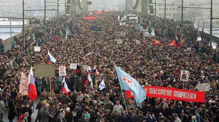 Gelombang protes masa di Uni Soviet yang menuntut dibubarkannya Partai Komunis Uni Soviet dan juga Politbironya | Sumber Gambar: rferl.org