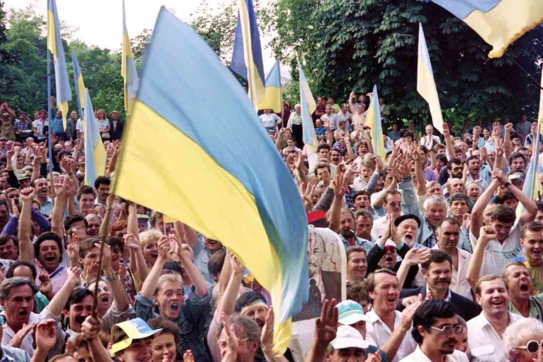 Sorak Sorai Warga Ukraine pasca Pemerintah Ukraine menyatakan kemerdekaannya dan memisahkan diri dari Uni Soviet | Sumber Gambar: kyivindependent.com