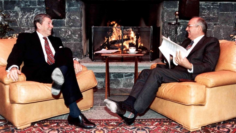 Pemimpin Uni Soviet Mikhail Gorbachev bersama Presiden Amerika Serikat Ronald Reagan | Sumber Gambar: reaganlibrary.gov