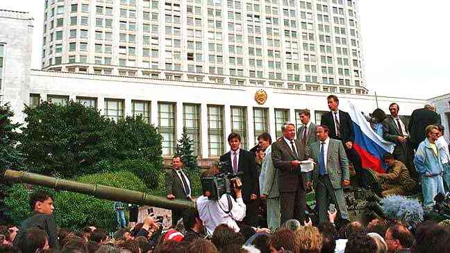 Boris Yeltsin bersama warga Moscow ketika membarikade Gedung Pemerintahan Moscow dari para pelaku Kudeta | Sumber Gambar: History.com