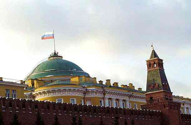 Bendera Rusia yang berkibar di Istana Kremlin pada pagi hari 26 Desember 1991, menggantikan bendera Uni Soviet | Sumber Gambar: Getty Images