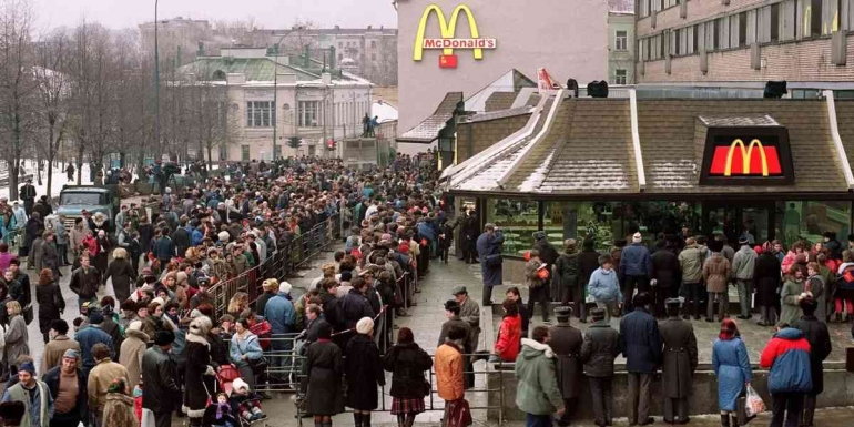 Warga Moscow berbondong mengantri di Kedai McDonald ketika McDonald buka untuk pertama kalinya di Rusia pada 1990 | Sumber Gambar: businessinsider.com