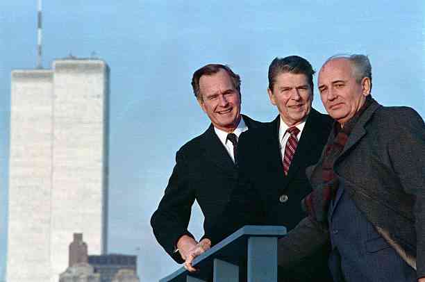 Pemimpin Soviet Mikhail Gorbachev bersama Presiden Amerika Ronald Reagan dan Wapres George Bush Sr. pada 1988 | Sumber Gambar: reaganlibrary.gov