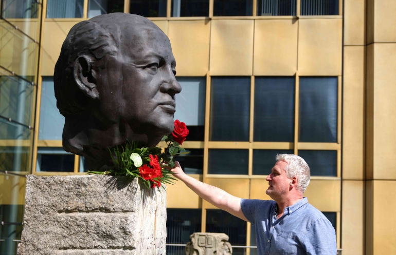 Warga Kota Berlin menaruh bunga tanda berkabung di Patung Gorbachev setelah meninggalnya Gorbachev pada Agustus 2022 | Sumber Gambar: reuters.com