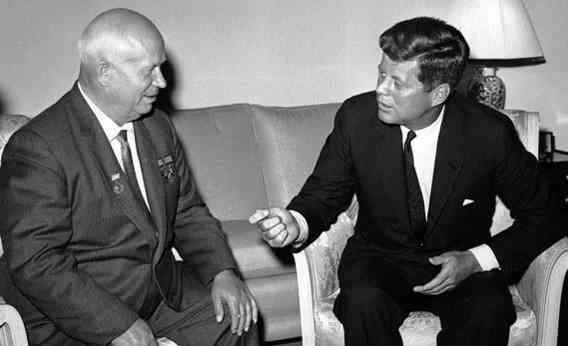 Pemimpin Uni Soviet Nikita Khrushchev bersama Presiden Amerika Serikat John F. Kennedy | Sumber Gambar: History.com