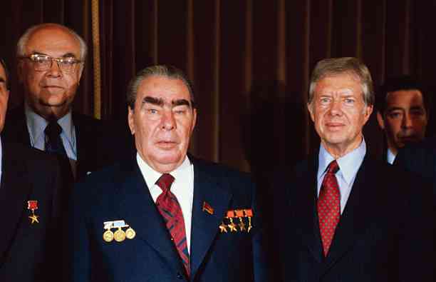 Pemimpin Uni Soviet pengganti Khrushchev, Leonid Brezhnev bersama Presiden Amerika Serikat Jimmy Carter | Sumber Gambar: Getty Images