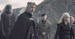 Raja sangat sedih memakamkan istri dan anaknya (sumber gambar: HBO dalam RottenTomatoes) 