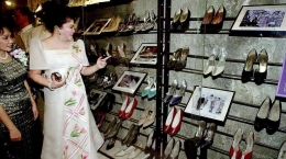 Imelda Marcos dan koleksi sepatunya yang kini disimpan di Museum Sepatu Marikina, Manila. Sumber: Joel Nito/AFP via www.vice.com