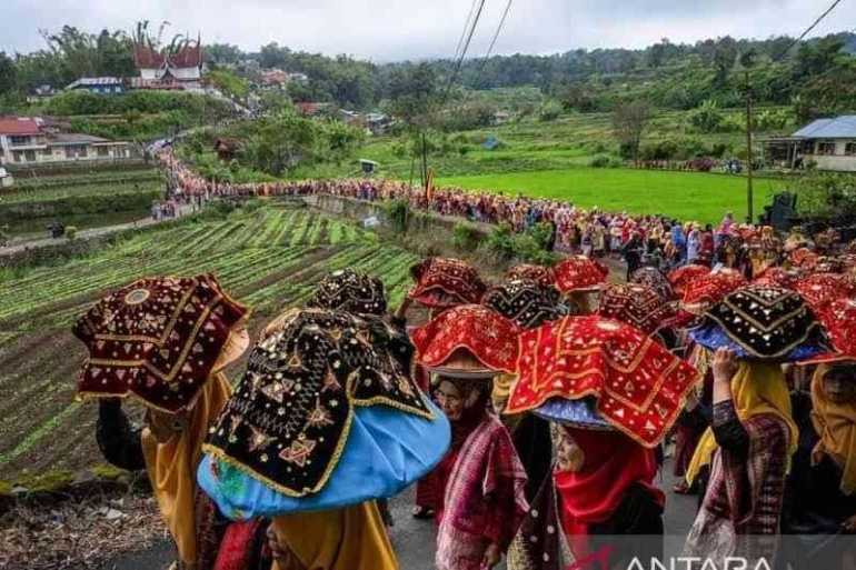 Arak-arakan karnaval seribu songket. Foto: antaranews.com