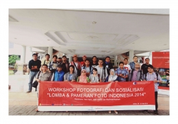 Pose bersama seusai mengikuti Workshop Fotografi di kantor Bupati Kabupaten Halmahera Barat, Maluku Utara (Dok pribadi)