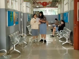 Dok. SMA Tarsisius 1: Siswa/i sedang duduk dan berjalan di lorong lantai 3A SMA Tarsisius 1 Jakarta.