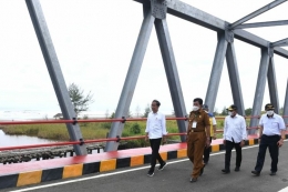 Presiden Joko Widodo saat meninjau infrastruktur Jalan Nasional Lingkar Nias dan Jembatan Idano Sibolou di Kabupaten Nias Barat, pada Rabu (6/7/2022) sore.(Dok. Sekretariat Presiden) 