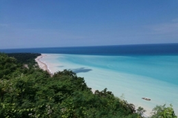 Pantai Kolbano di Kabupaten Timor Tengah Selatan, Nusa Tenggara Timur (NTT) dari kejauhan. (Foto: KOMPAS.COM/SIGIRANUS MARUTHO BERE)