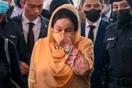 Rosmah terlihat menangis di Pengadilan Tinggi, Kuala Lumpur. Sumber: AFP / www.thesundaily.my