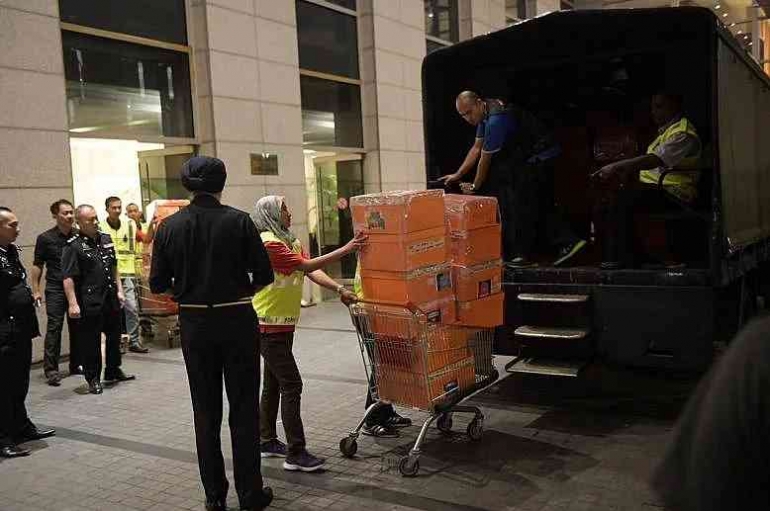 Box-box berisi tas Hermes diangkut dari apartemen Rosmah Mansor. Sumber: Ariffin Jamar / Straits Times