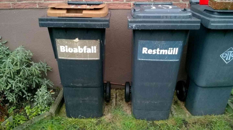 Tong sampah organik (Biotonne) dan tong sampah nonorganik (Restmuelltonne). Foto: Erwin Silaban 