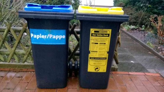 Tong sampah kertas/karton (Papier/Pappe) dan tong sampah kemasan. Foto: Erwin Silaban 