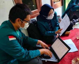 Proses Digitalisasi data peserta imunisasi di posyandu binaan Puskesmas Banyumudal (Dokpri)