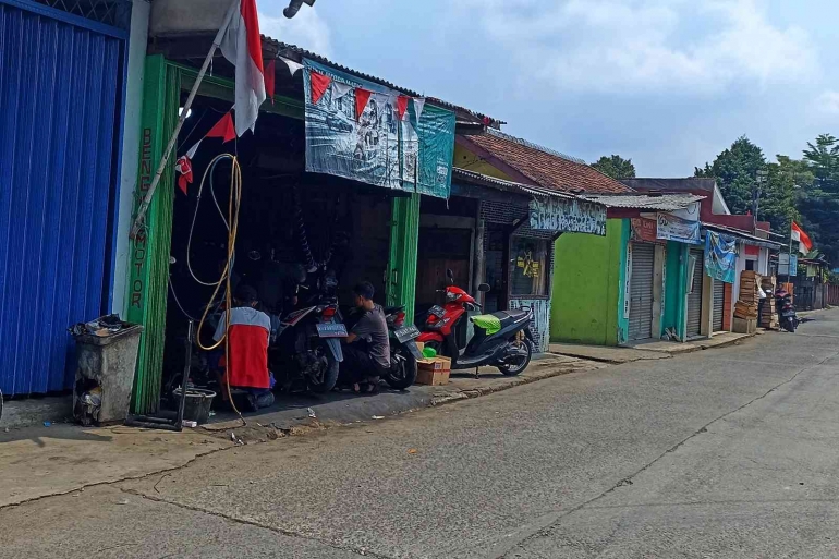 Suasana di bengkel kecil pinggir jalan (foto by widikurniawan)