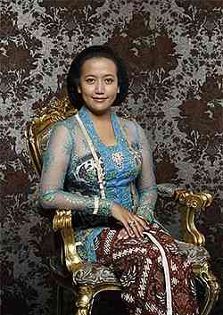 ilustrasi wanita berkebaya (sumber: kratonwedding.com via wikipedia)
