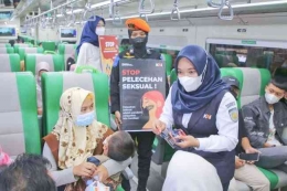 Terlihat PT KAI sedang melakukan sosialisasi tentang anti pelecehan seksual pada para penumpang (travel.detik.com)
