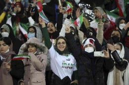Momen bersejarah perempuan Iran boleh nonton sepakbola lagi setelah 43 tahun (republika.co.id)