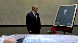 Presiden Vladimir Putin melayat membawa bunga mawar merah atas meninggalnya mantan pemimpin Soviet terakhir Mikhail Gorbachev. Foto : moscow.times.com