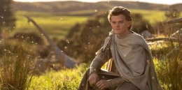 Elrond di serial nampak lembut (sumber: Amazon Prime dalam Greenscene) 