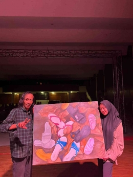 Dok YBHB-lukisan sandal Savitri MS3 (Natasya Alya) bersama penulis naskah (Arief Akbar Bsa)