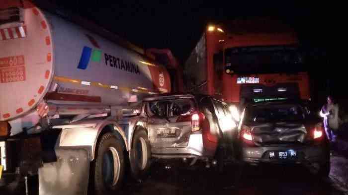 Kecelakaan Beruntun Malam Hari, Truk Tangki BBM Pertamina Tabrak ...