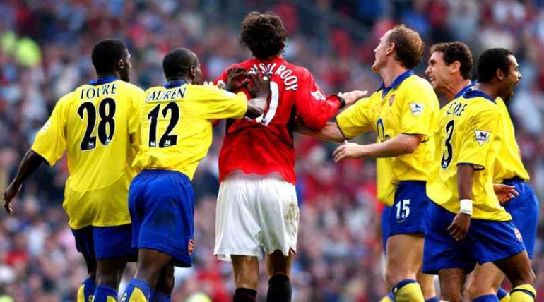 Pemain Arsenal mencemooh Ruud Van Nistelrooy yang gagal mengeksekusi penalti. Foto: Sportbible.com