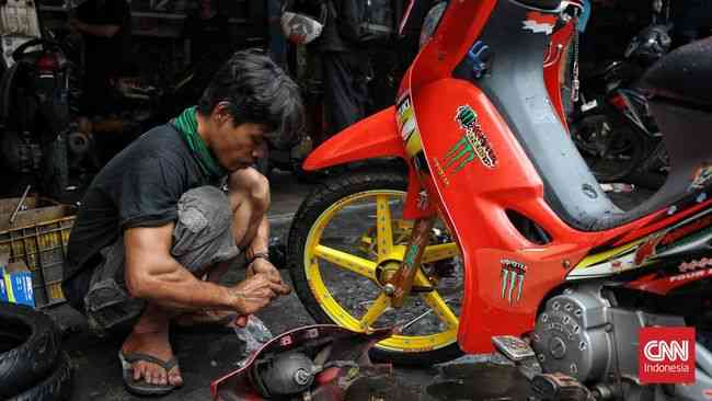 Ilustrasi bengkel pinggir jalan|dok. CNN Indonesia/Andry Novelino