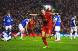 Steven Gerrard merayakan gol ke gawang Everton pada 28 Januari 2014. FOTO via givemesport.com