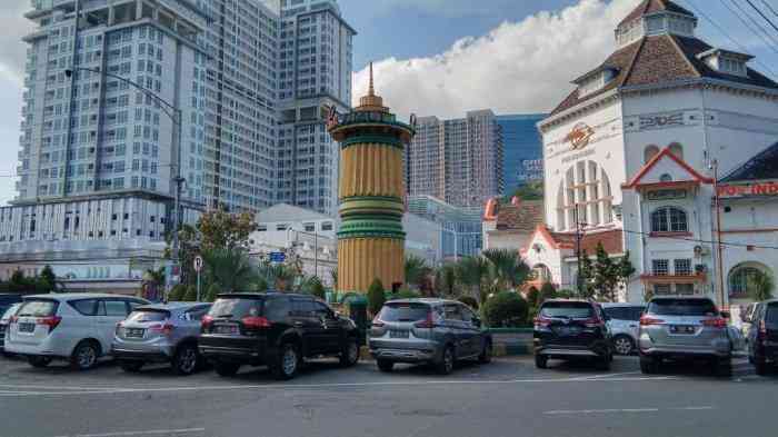 Tugu nol kilometer Kota Medan sebelum dirobohkan. (Sumber gambar: tstatic.net)