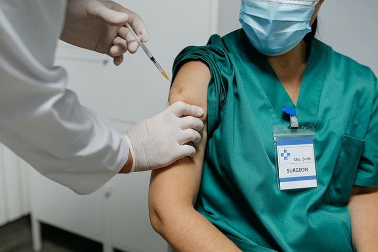 Ilustrasi vaksinasi nakes| Dok Shutterstock via Kompas.com