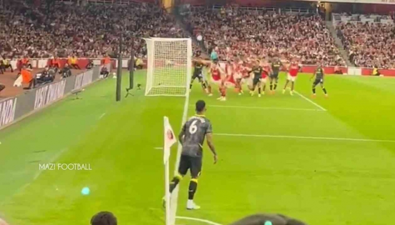 Douglas Luis Menatap Bola Tendangannya Masuk ke Gawang Arsenal | You Tube/MAZI-FOOTBALL