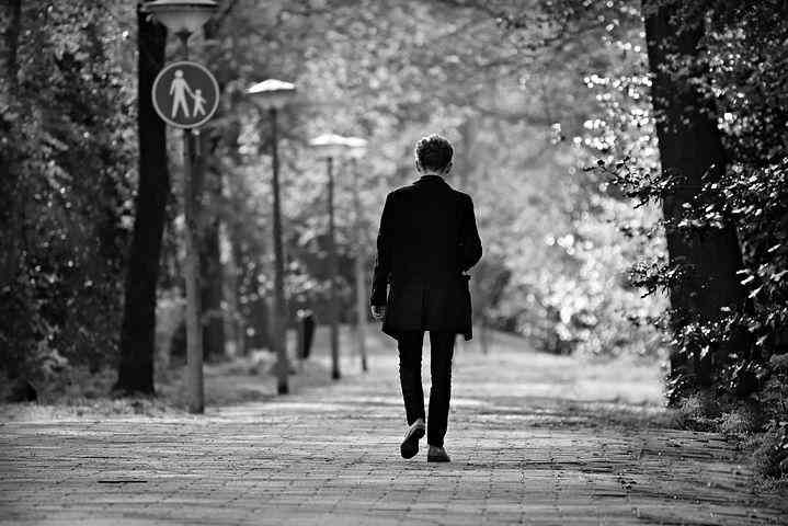 Ilustrasi gambar by Pixabay. Seseorang yang sedang berjalan sendirian