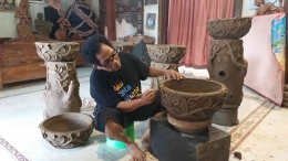 Prof. Dr. Ponimin, M. Hum. sebagai tim pelaksana program kemitraan Desa Petungsewu, sedang membentuk vas terakota berornamen alam tumbuhan (Dokpri)