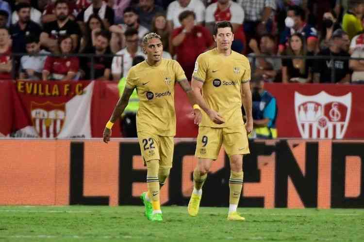 Rapinha dan R.Lewandowski sama-sama mencetak 1 gol untuk kemenangan 3-0 Barcelona vs Sevilla (4/9/22). Foto: AFP/Cristina Quicler via Kompas.com